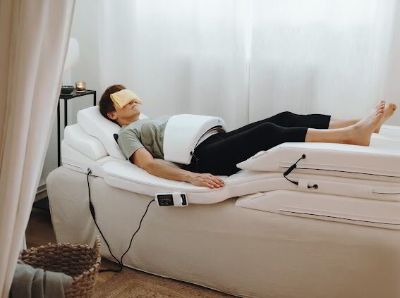 Vila på andulationsbädden hos Joy Center, med ögonkudde och kläderna på